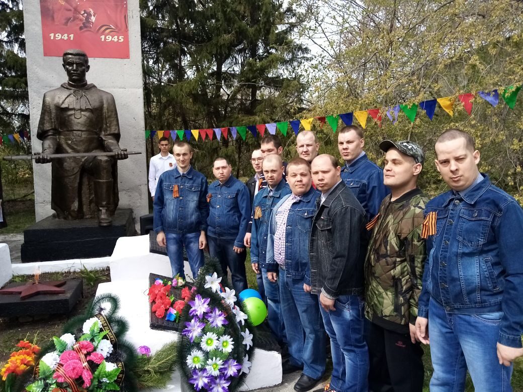 МИТИНГ.  ЦВЕТЫ. МИНУТА МОЛЧАНИЯ